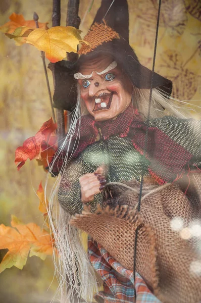 Vieja bruja en la decoración de Halloween — Foto de Stock