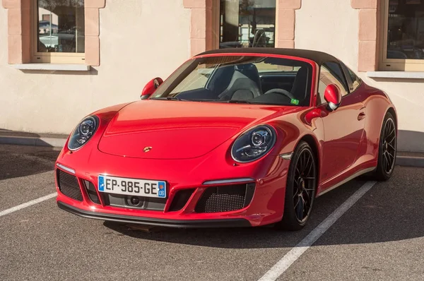 Porsche 911 GTS carrera vermelho no estacionamento exterior — Fotografia de Stock