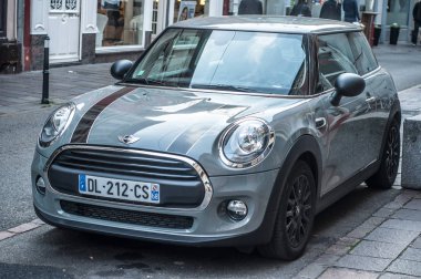 Sokakta park edilmiş gri mini cooper
