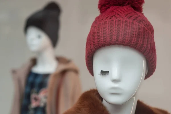 时装店陈列室中的羊毛帽子 — 图库照片