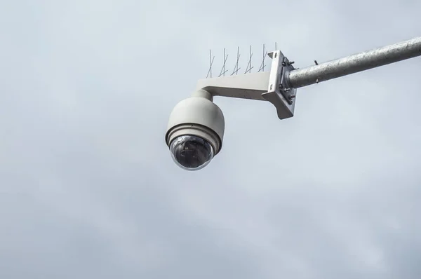 Dome güvenlik kamerası açık gözetleme için — Stok fotoğraf