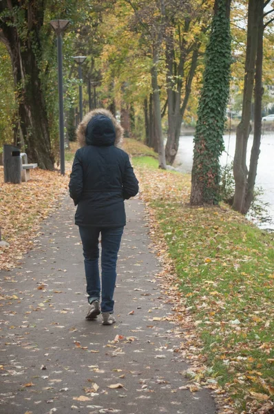 Vrouw beschotten in grens rivier — Stockfoto