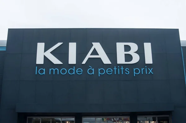 Logotipo de la marca Kiabi la distribución de préstamos del grupo francés al uso en Mulhouse — Foto de Stock