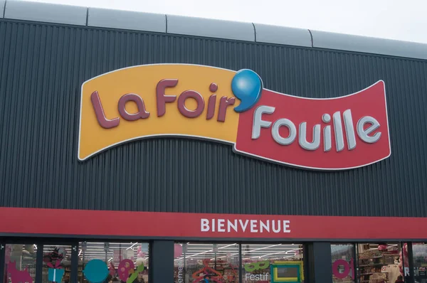 La foir fouille ist die französische Ladenkette, die billige Dekorationsartikel verkauft — Stockfoto