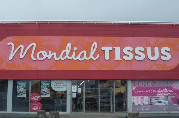 Especialista en tejidos Mondial en la venta de tejidos y ropa — Foto de Stock