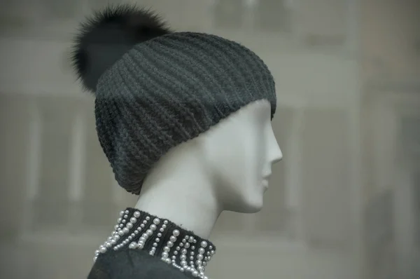 Шерстяная шляпа на манекене в магазине моды — стоковое фото