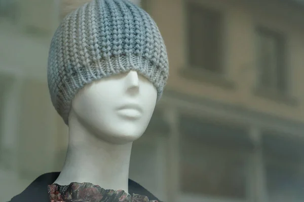 Chapéu de lã em manequim em loja de moda — Fotografia de Stock