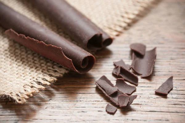 Стружка шоколаду на дерев'яному фоні — стокове фото