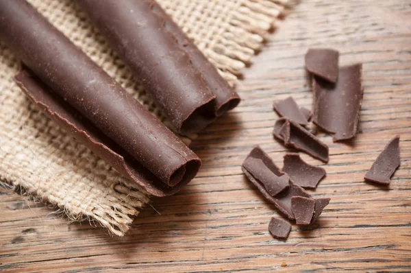 Virutas de chocolate sobre fondo de madera — Foto de Stock