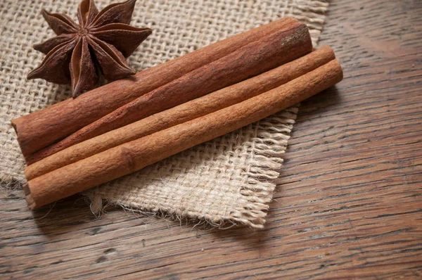 Anís seco y canela sobre fondo de madera — Foto de Stock