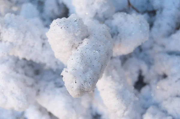 Neve artificial na árvore de Natal — Fotografia de Stock