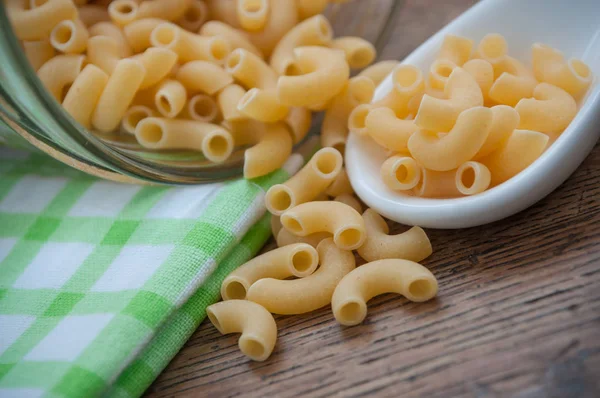 Pasta en asiática cuchara en madera mesa — Foto de Stock