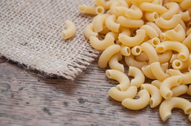  ahşap masa arka plan üzerinde makarna