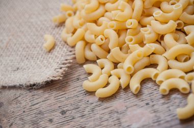 ahşap masa arka plan üzerinde makarna