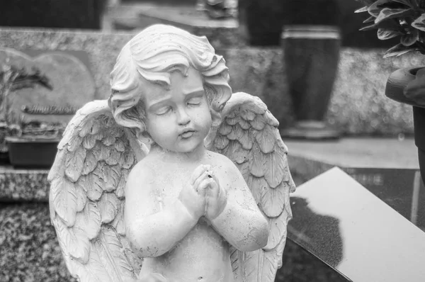 Ángel apedreado en el cementerio —  Fotos de Stock