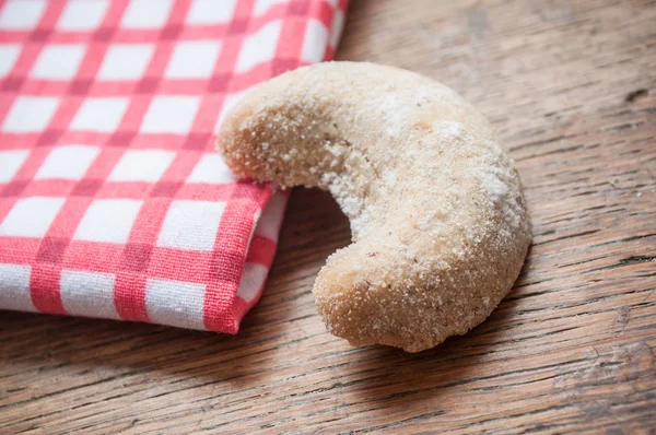 Galleta en forma de luna creciente con servilleta roja — Foto de Stock