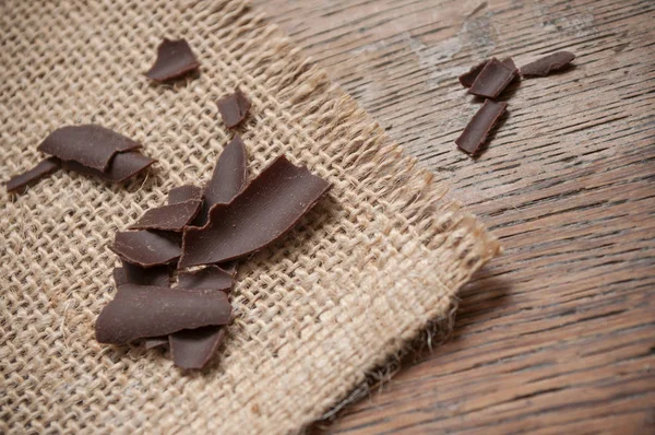 Стружка шоколаду на дерев'яному фоні — стокове фото
