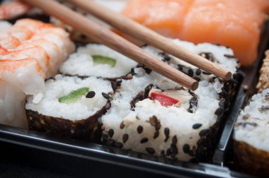  sushis ürün çeşitliliği ve yemek çubukları 