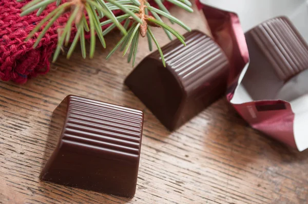 Chocolates sobre fondo de mesa de madera — Foto de Stock