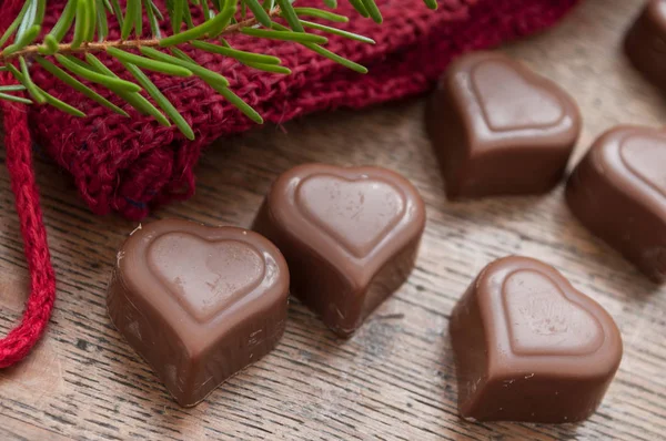 Шоколадні цукерки у формі серця на дерев'яному столі — стокове фото