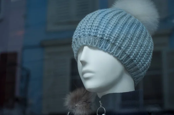 Manequim com chapéu de inverno na loja de moda showroom — Fotografia de Stock