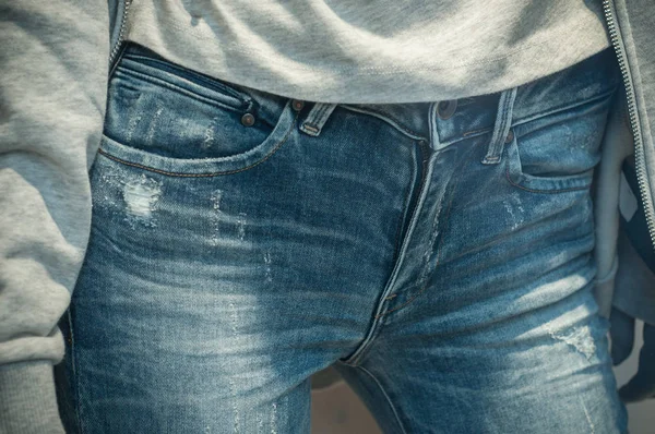 Pantalones vaqueros azules en maniquí en sala de exposición de la tienda de moda para las mujeres —  Fotos de Stock