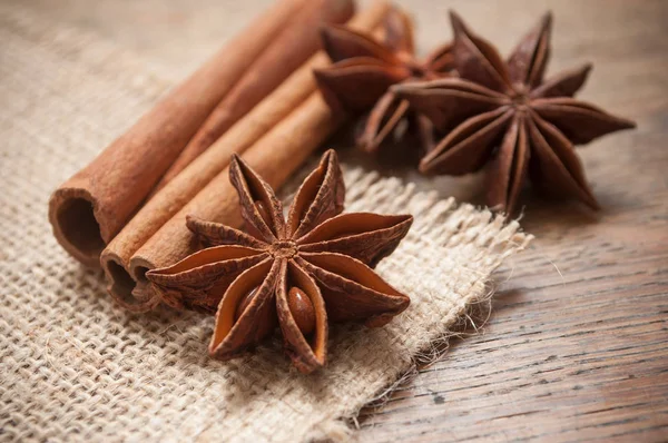 Anís seco y canela sobre fondo de madera — Foto de Stock