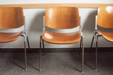 bekleme odasında kahverengi sandalye hizalama