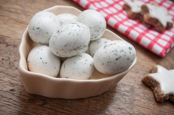 Ooievaar eieren in gevormde hart kom op houten tafel achtergrond — Stockfoto