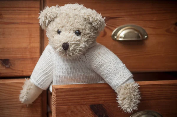 Oso de peluche sobre fondo de cajón de madera —  Fotos de Stock