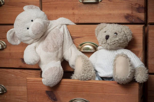 Oso de peluche sobre fondo de cajón de madera —  Fotos de Stock