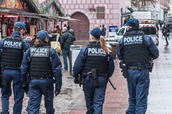 Politie patrouille op de kerstmarkt — Stockfoto