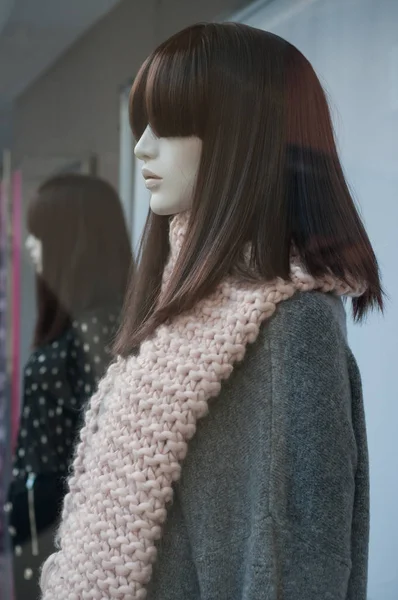 Маннекін з вовняним шарфом в модному магазині шоурум — стокове фото