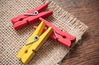  ahşap masa arka plan üzerinde ahşap giysi PIN