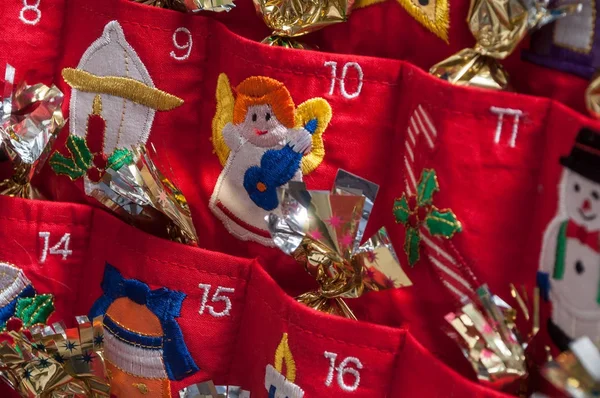 Pralinen im Adventskalender — Stockfoto