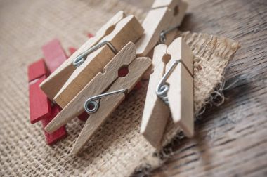  ahşap masa arka plan üzerinde ahşap giysi PIN