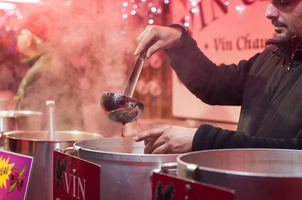 Primer plano del hombre sirviendo vino caliente en el mercado de Navidad —  Fotos de Stock