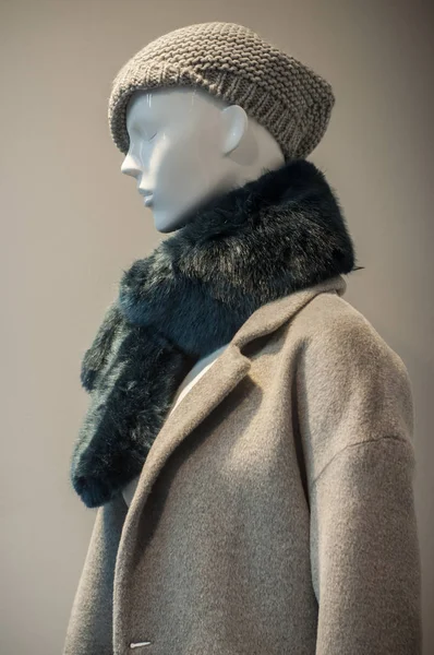 Manichino con vestiti invernali nel negozio di moda — Foto Stock