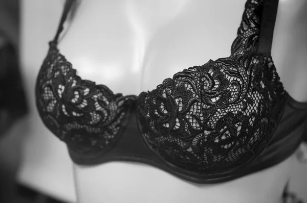 Manichino con reggiseno nero nello showroom del negozio di moda — Foto Stock