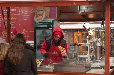 Kadın Churro Noel pazarında hizmet