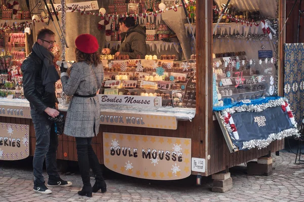 Aantal toeristen chocolade Ahmar op de kerstmarkt — Stockfoto