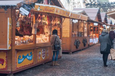  İnsanlar önünde baharat ağrı yürüme Noel markette stand