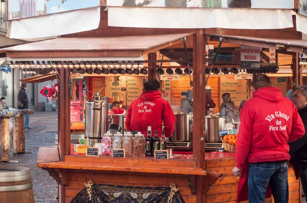 Mensen op glühwein staan op de kerstmarkt — Stockfoto