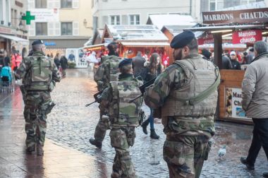  Noel pazarı makineleri silahla askeri devriye grubu