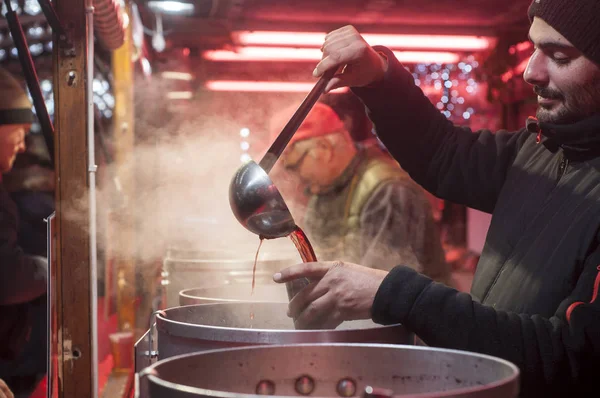 Barmanka s zdobené svařené víno sklo sloužící svařené víno na vánoční trhu — Stock fotografie