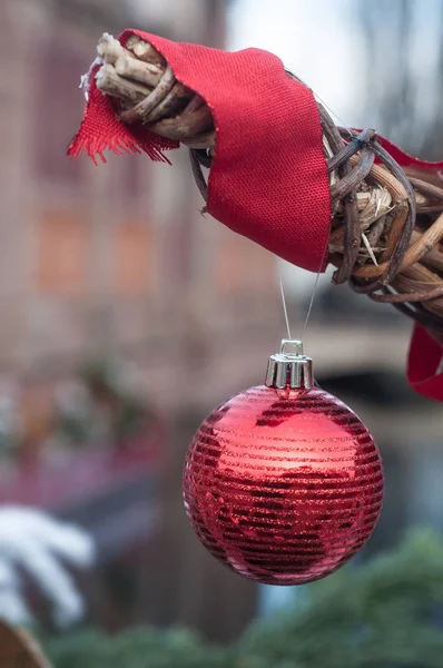 Rode bal in kerstboom in de straat — Stockfoto