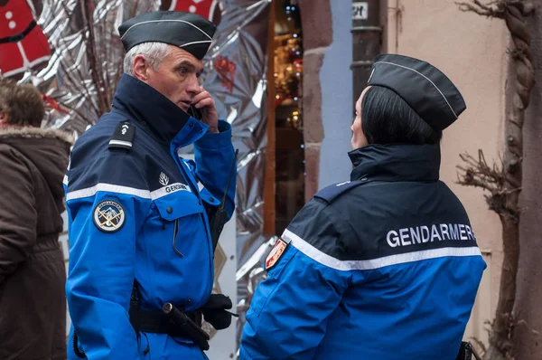 Franska gendarmer patrullerar med telefon på julmarknaden — Stockfoto