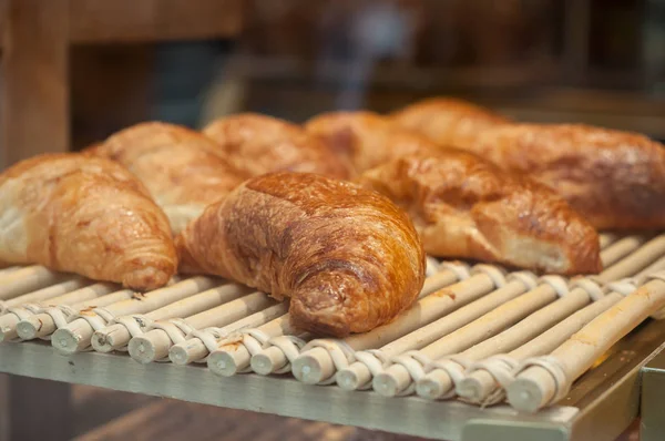 フランスのパン屋さんのクロワッサンは、伝統的です — ストック写真