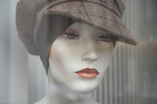 Rosto de mulher de manequim com peruca na loja de moda showroom — Fotografia de Stock