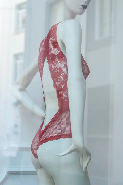 Красное нижнее белье на манекене в салоне модного магазина — стоковое фото